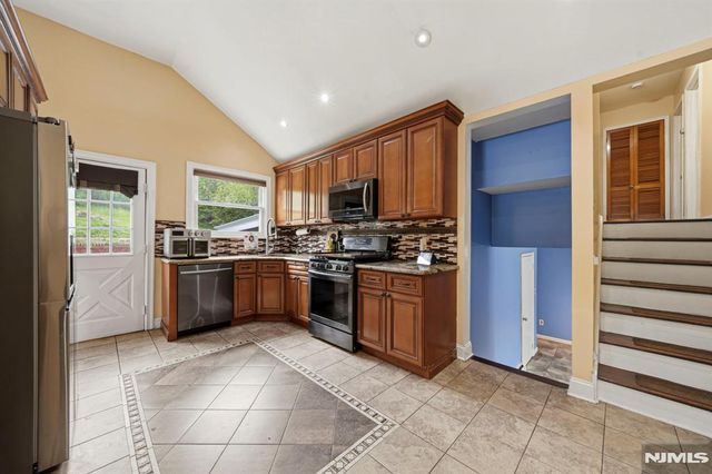 22 Federal Hill Road, Pompton Lakes, NJ 07442