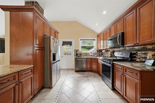 22 Federal Hill Road, Pompton Lakes, NJ 07442