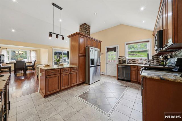 22 Federal Hill Road, Pompton Lakes, NJ 07442