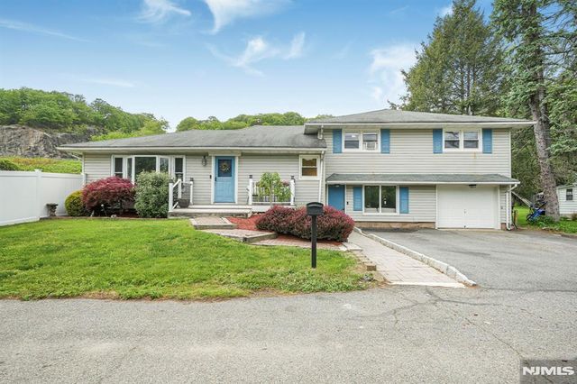 22 Federal Hill Road, Pompton Lakes, NJ 07442