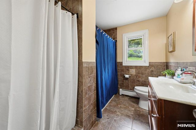 22 Federal Hill Road, Pompton Lakes, NJ 07442