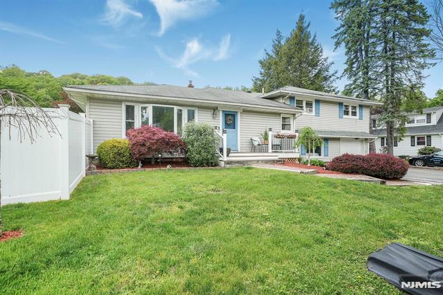 22 Federal Hill Road, Pompton Lakes, NJ 07442