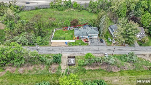 22 Federal Hill Road, Pompton Lakes, NJ 07442