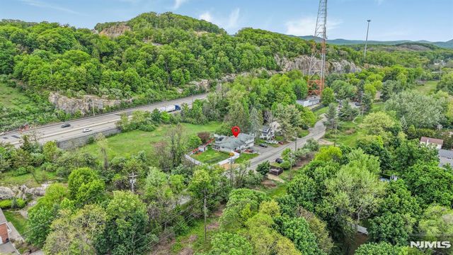 22 Federal Hill Road, Pompton Lakes, NJ 07442
