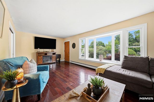 22 Federal Hill Road, Pompton Lakes, NJ 07442