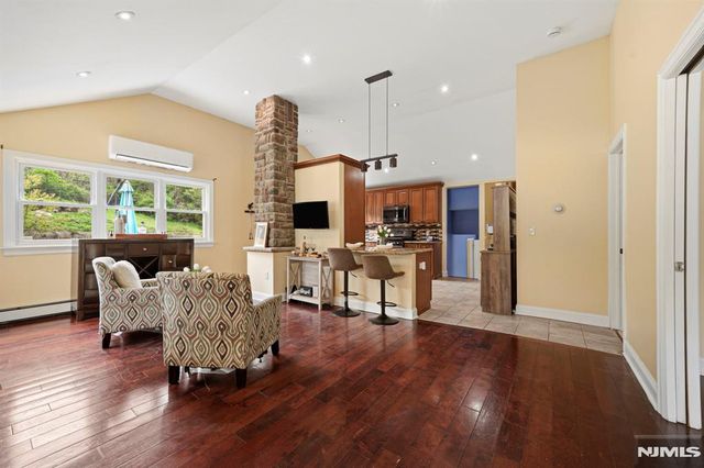 22 Federal Hill Road, Pompton Lakes, NJ 07442