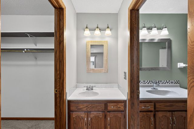 917 94th Avenue NE, Blaine, MN 55434