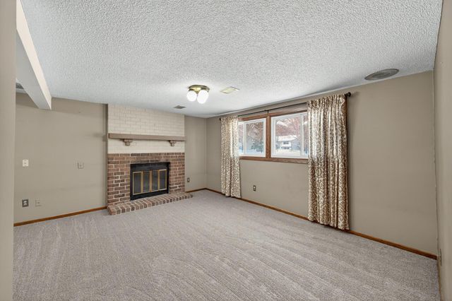 917 94th Avenue NE, Blaine, MN 55434