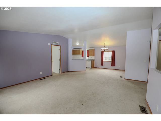 189 BOBWHITE St, Roseburg, OR 97471