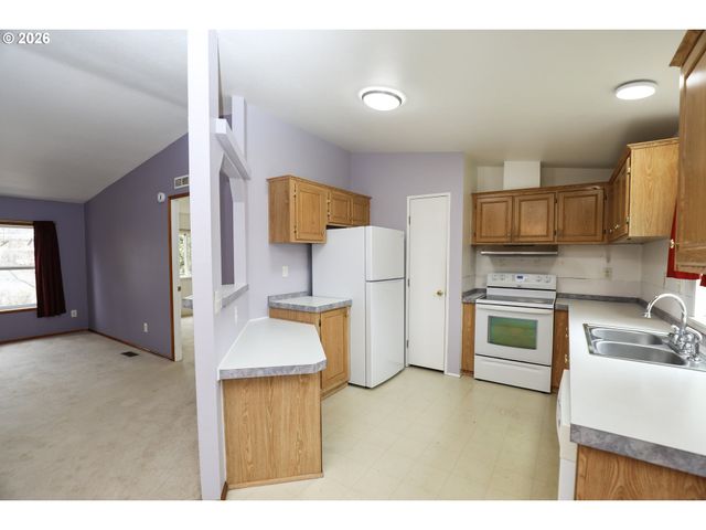 189 BOBWHITE St, Roseburg, OR 97471