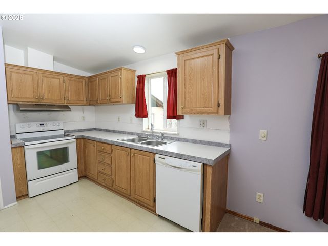 189 BOBWHITE St, Roseburg, OR 97471