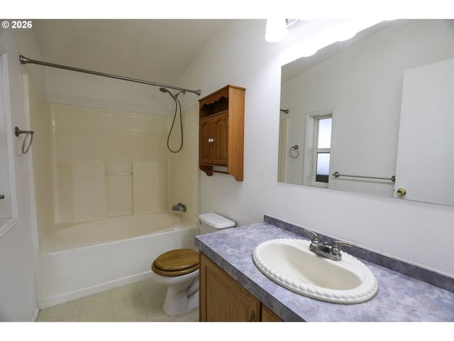 189 BOBWHITE St, Roseburg, OR 97471