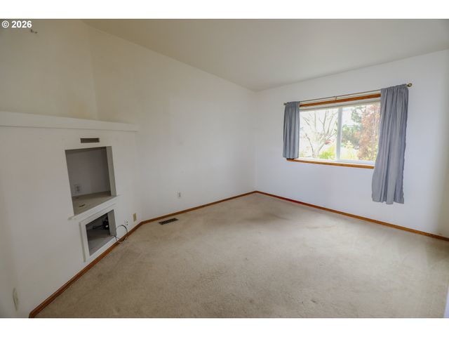 189 BOBWHITE St, Roseburg, OR 97471