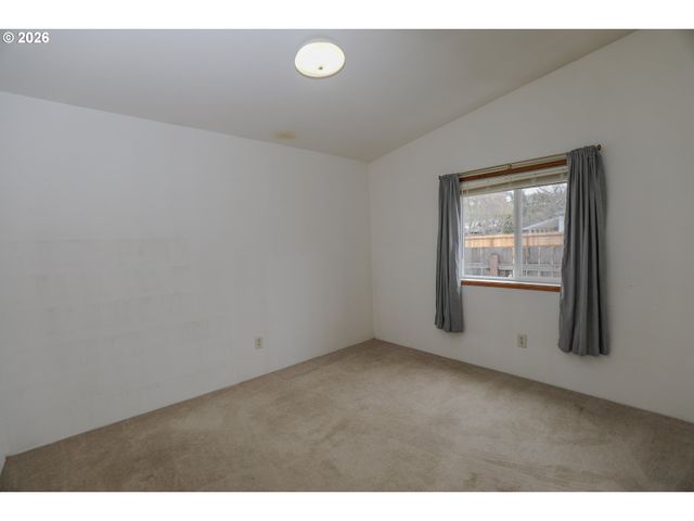 189 BOBWHITE St, Roseburg, OR 97471