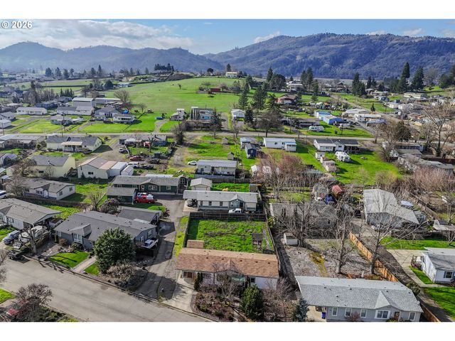 189 BOBWHITE St, Roseburg, OR 97471