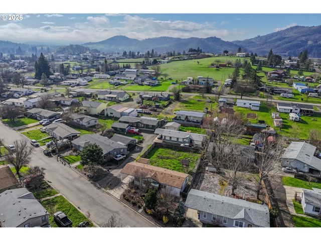 189 BOBWHITE St, Roseburg, OR 97471