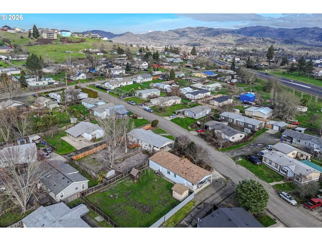 189 BOBWHITE St, Roseburg, OR 97471