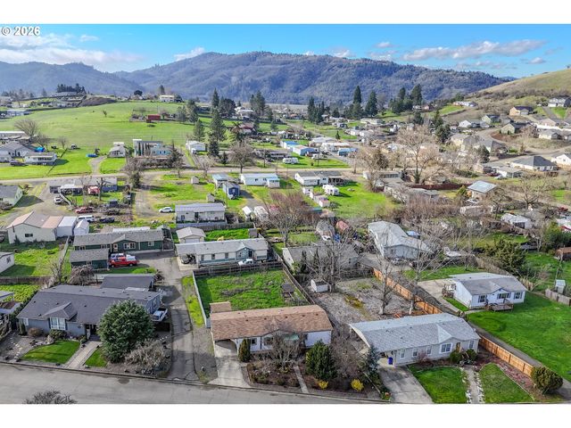 189 BOBWHITE St, Roseburg, OR 97471