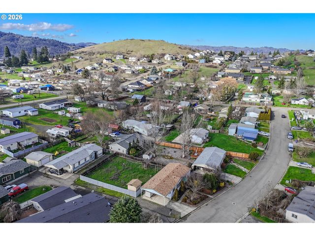 189 BOBWHITE St, Roseburg, OR 97471