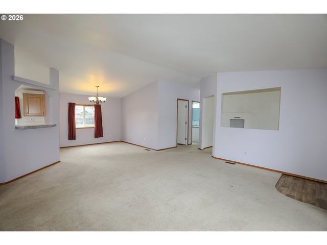 189 BOBWHITE St, Roseburg, OR 97471