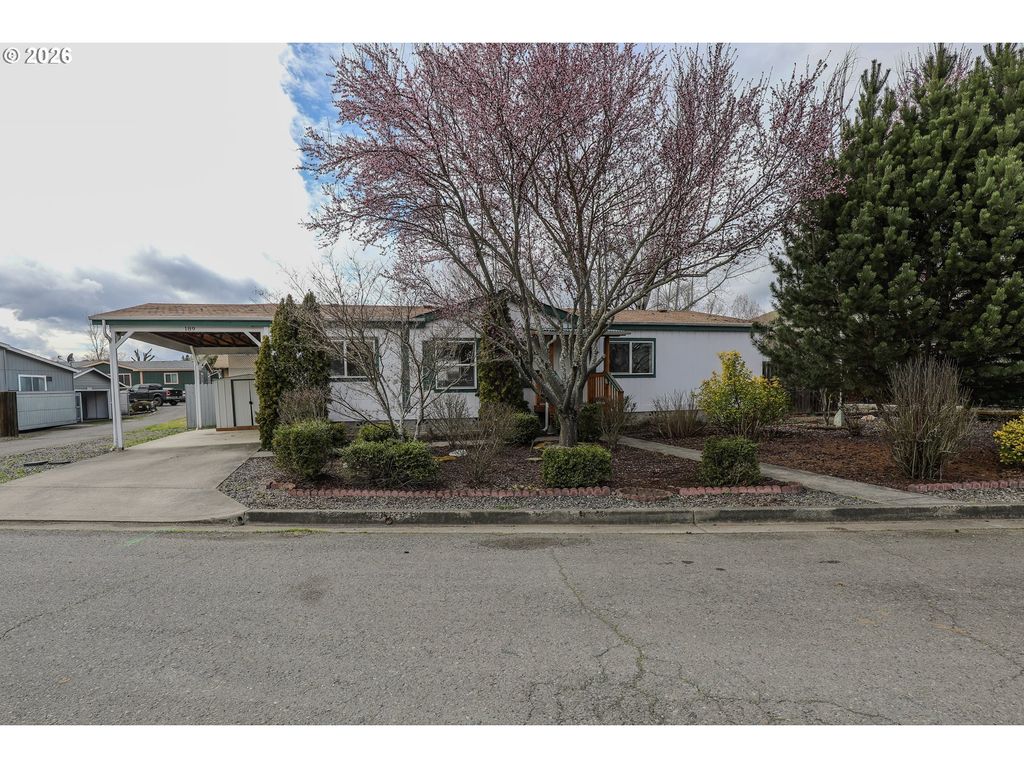 189 BOBWHITE St, Roseburg, OR 97471