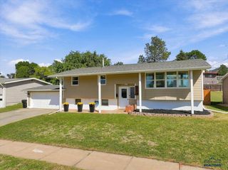 2936 COUNTRY CLUB DR, Rapid City, SD 57702