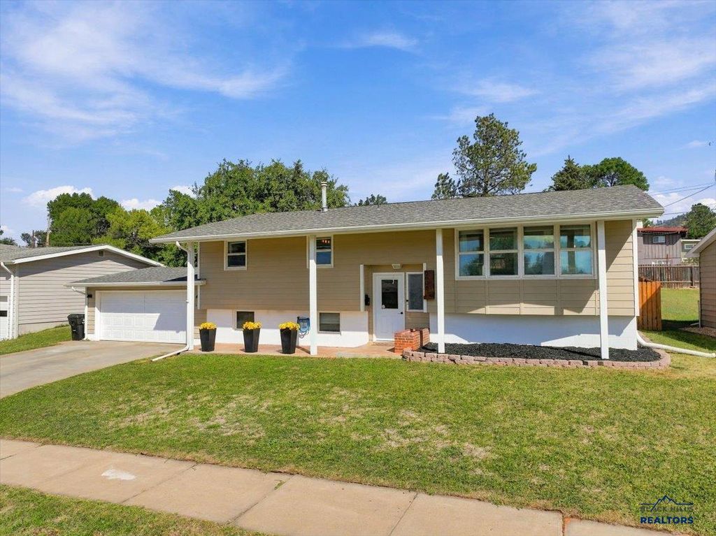 2936 COUNTRY CLUB DR, Rapid City, SD 57702