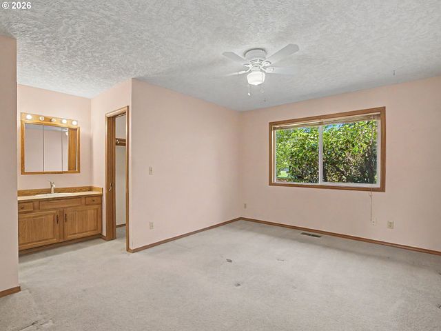 22713 Se NAOMI Dr, Damascus, OR 97089