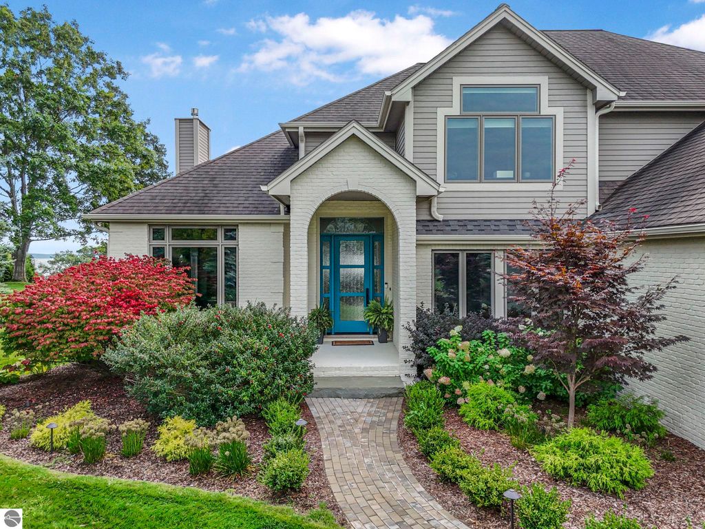 Image 2 of property listing at 9546 Eastridge Drive, Traverse City, MI 49686