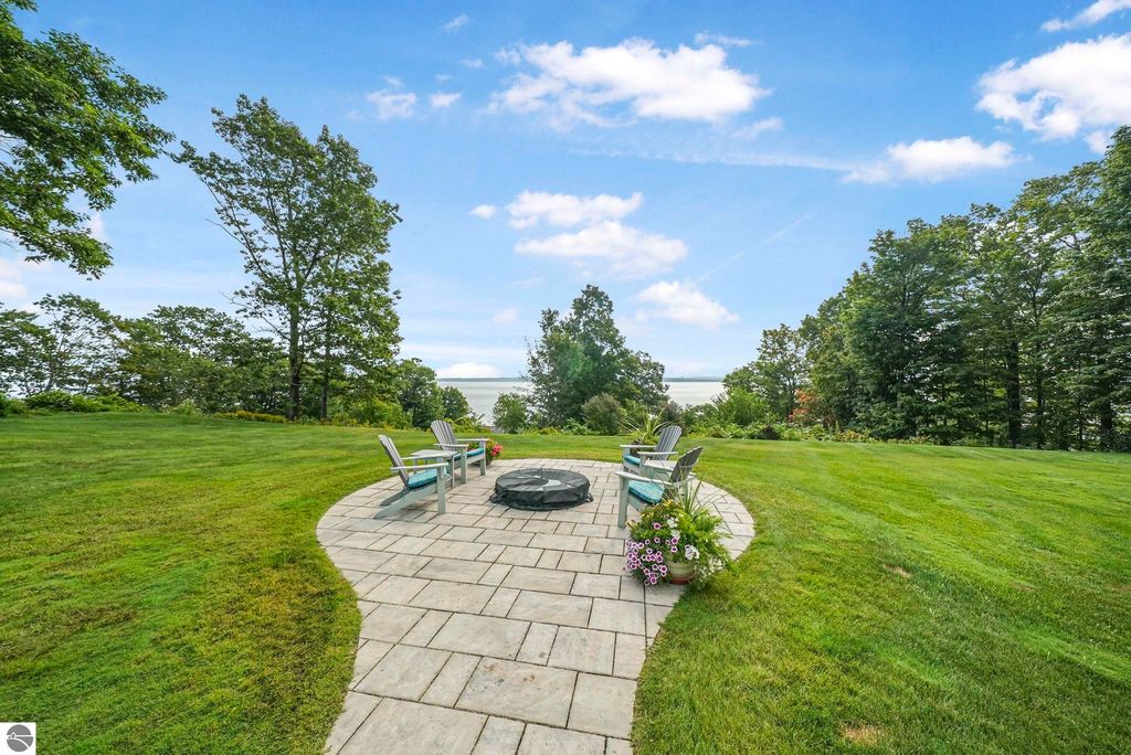 Image 4 of property listing at 9546 Eastridge Drive, Traverse City, MI 49686