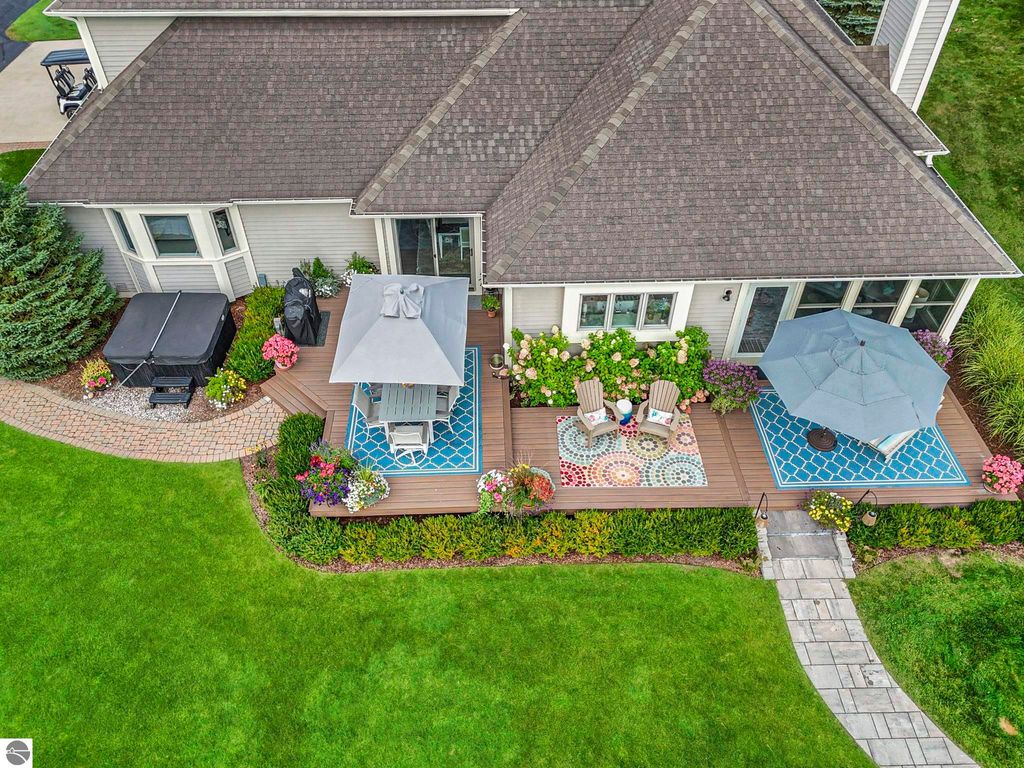 Image 5 of property listing at 9546 Eastridge Drive, Traverse City, MI 49686