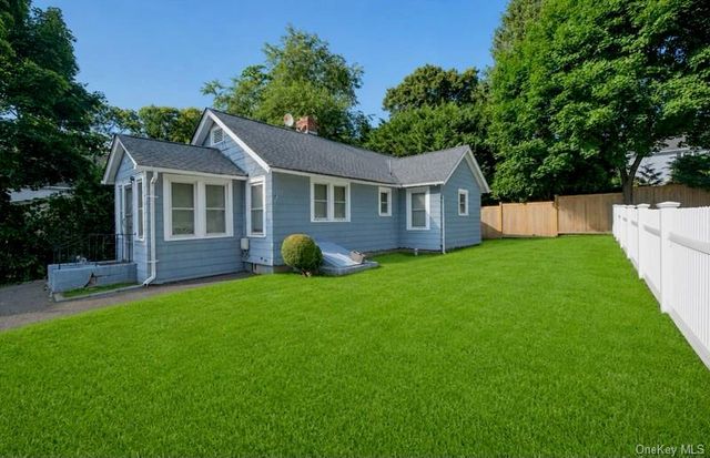 208 Vineyard Road, Huntington, NY 11743