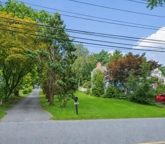 208 Vineyard Road, Huntington, NY 11743