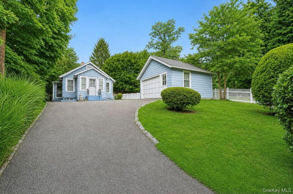 208 Vineyard Road, Huntington, NY 11743