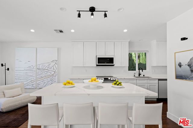 19833 Bassett Street, Winnetka (los Angeles), CA 91306