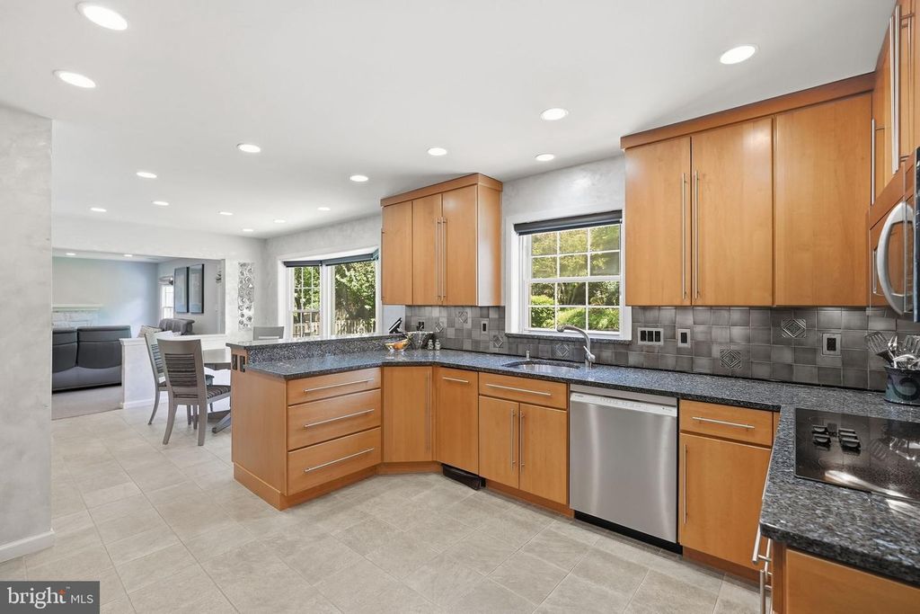 Image 10 of property listing at 7556 PEPPERELL DR, Bethesda, MD 20817