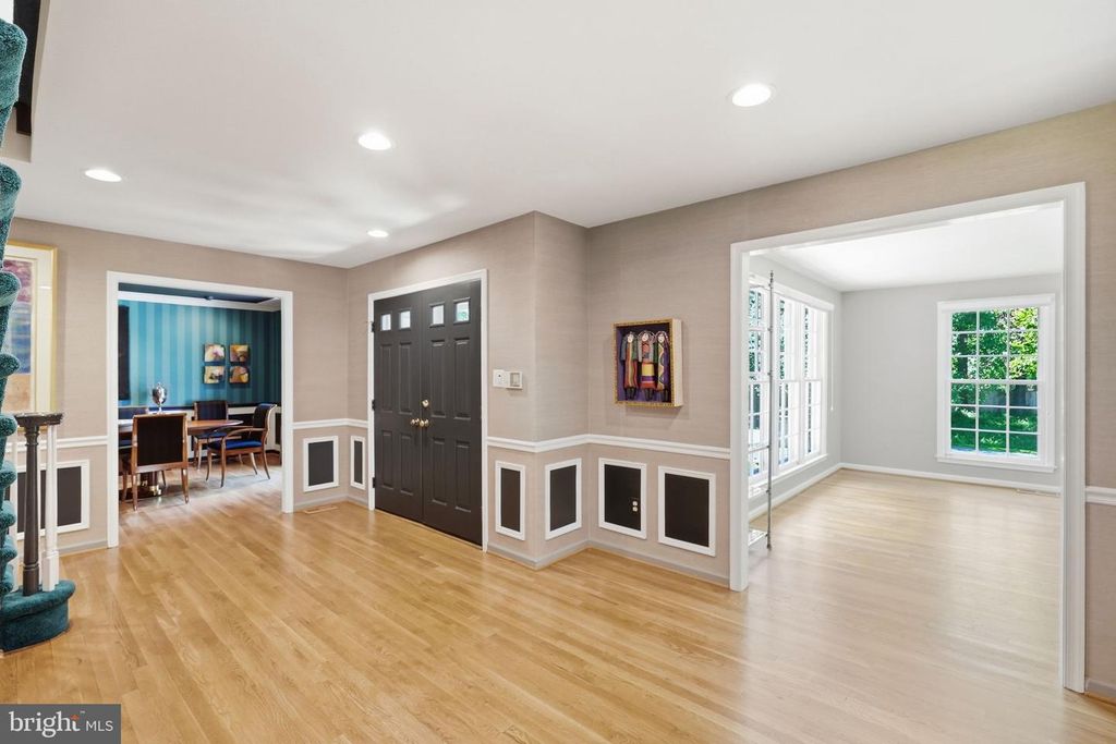Image 5 of property listing at 7556 PEPPERELL DR, Bethesda, MD 20817