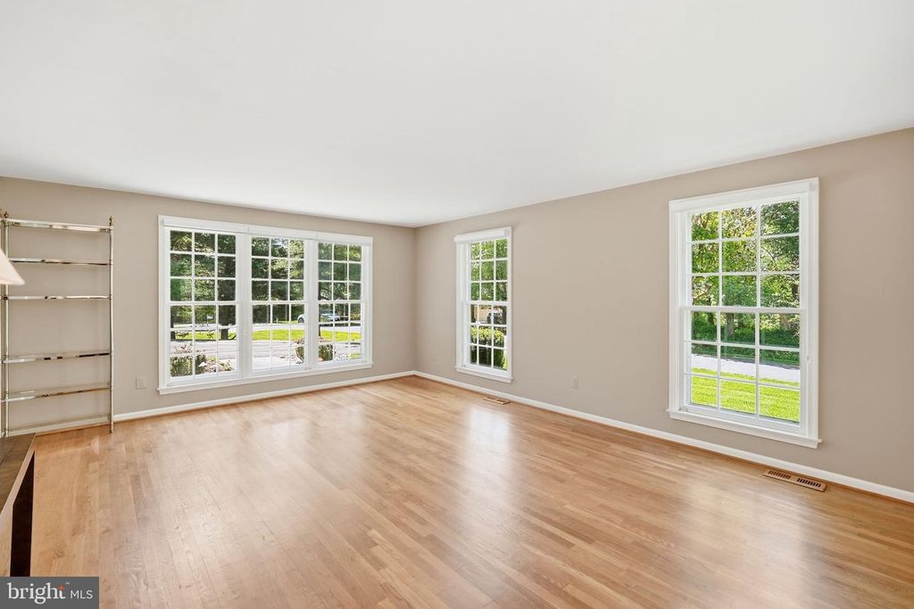 Image 8 of property listing at 7556 PEPPERELL DR, Bethesda, MD 20817