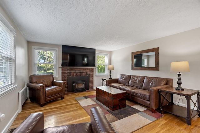 68 Oak Hill Rd, Westford, MA 01886