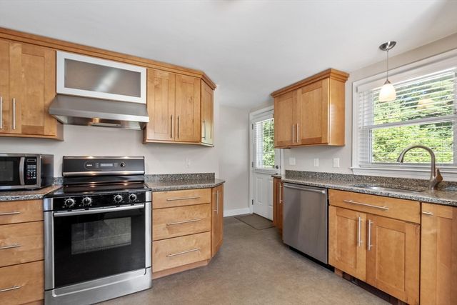 68 Oak Hill Rd, Westford, MA 01886