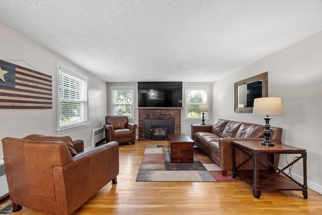 68 Oak Hill Rd, Westford, MA 01886