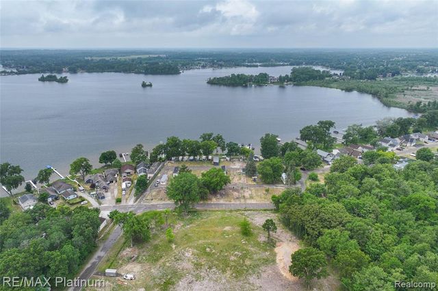 27 Sunset Lane, Fenton, MI 48430