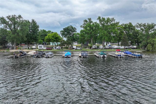27 Sunset Lane, Fenton, MI 48430