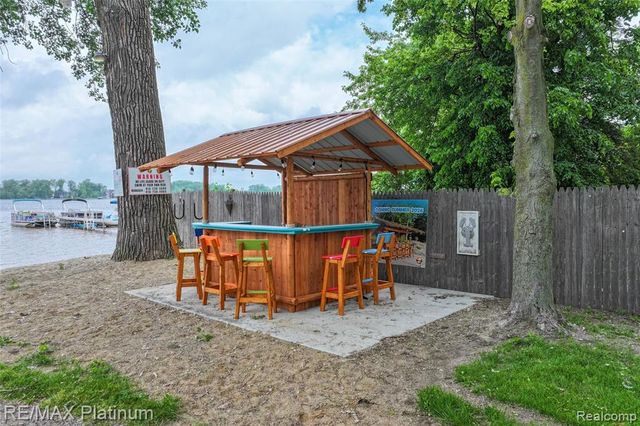 27 Sunset Lane, Fenton, MI 48430
