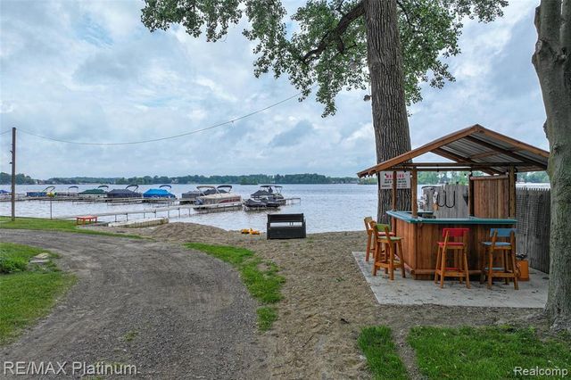 27 Sunset Lane, Fenton, MI 48430