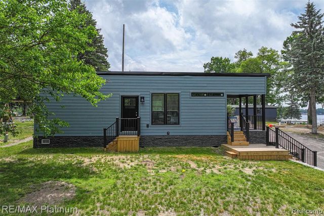 27 Sunset Lane, Fenton, MI 48430