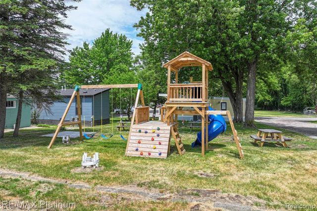 27 Sunset Lane, Fenton, MI 48430