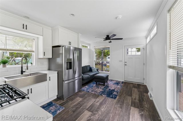 27 Sunset Lane, Fenton, MI 48430