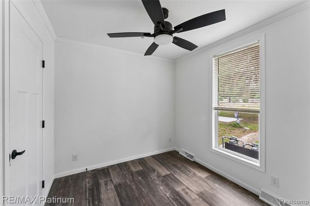 27 Sunset Lane, Fenton, MI 48430