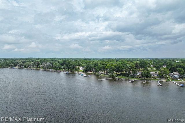 27 Sunset Lane, Fenton, MI 48430
